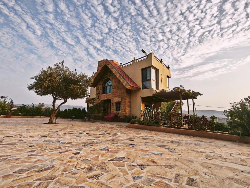 een huis bovenop een stenen erf bij Sultana Farm - Private Pool Villa near Amman in Bayyūḑah