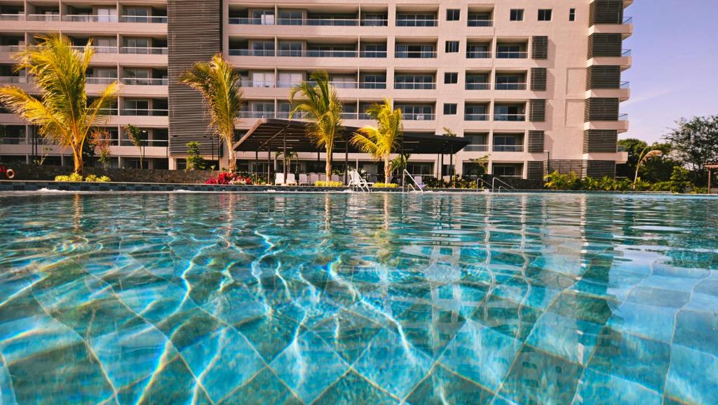 una gran piscina frente a un edificio en VILLA LILI Santa Marina Santa Marta, en Santa Marta