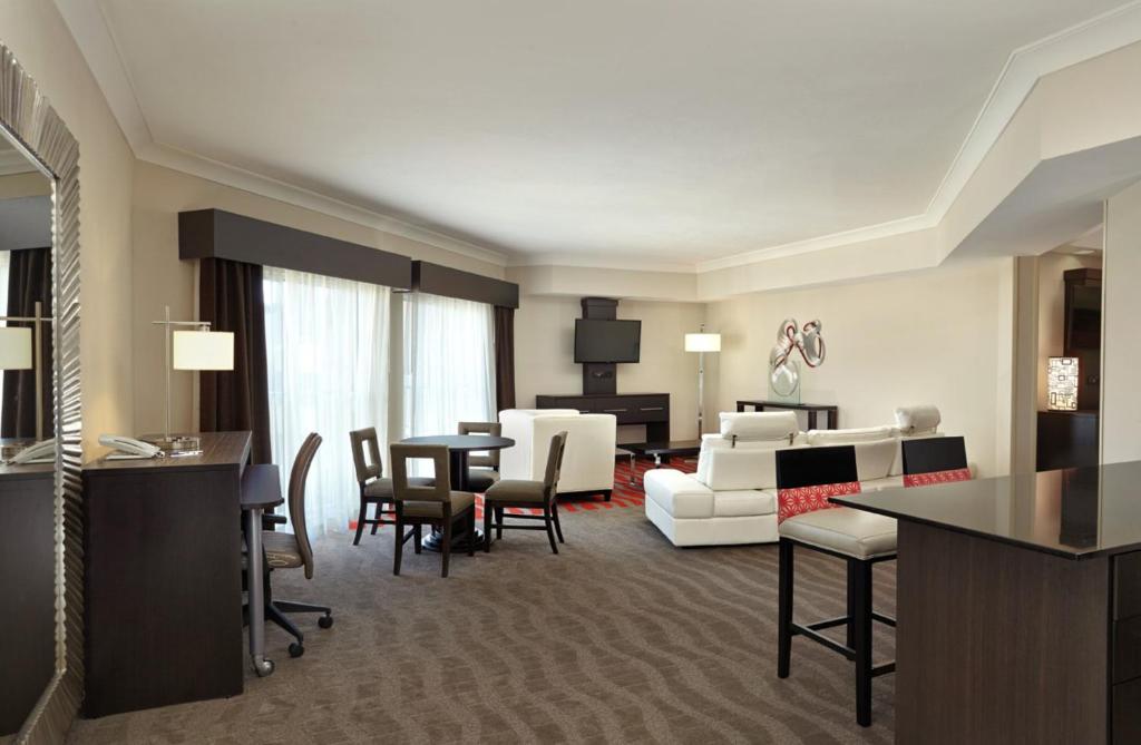 Holiday Inn Express & Suites Naples Downtown - 5th Avenue by IHG photo