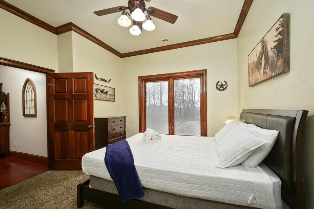 En eller flere senge i et værelse på 8000 SQ FT, Cinema, Sauna, Arcades, Sleeps 26