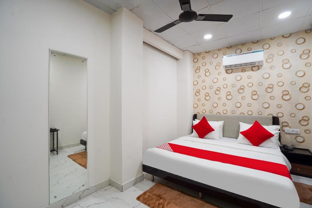 Ένα ή περισσότερα κρεβάτια σε δωμάτιο στο Hotel O Mannat