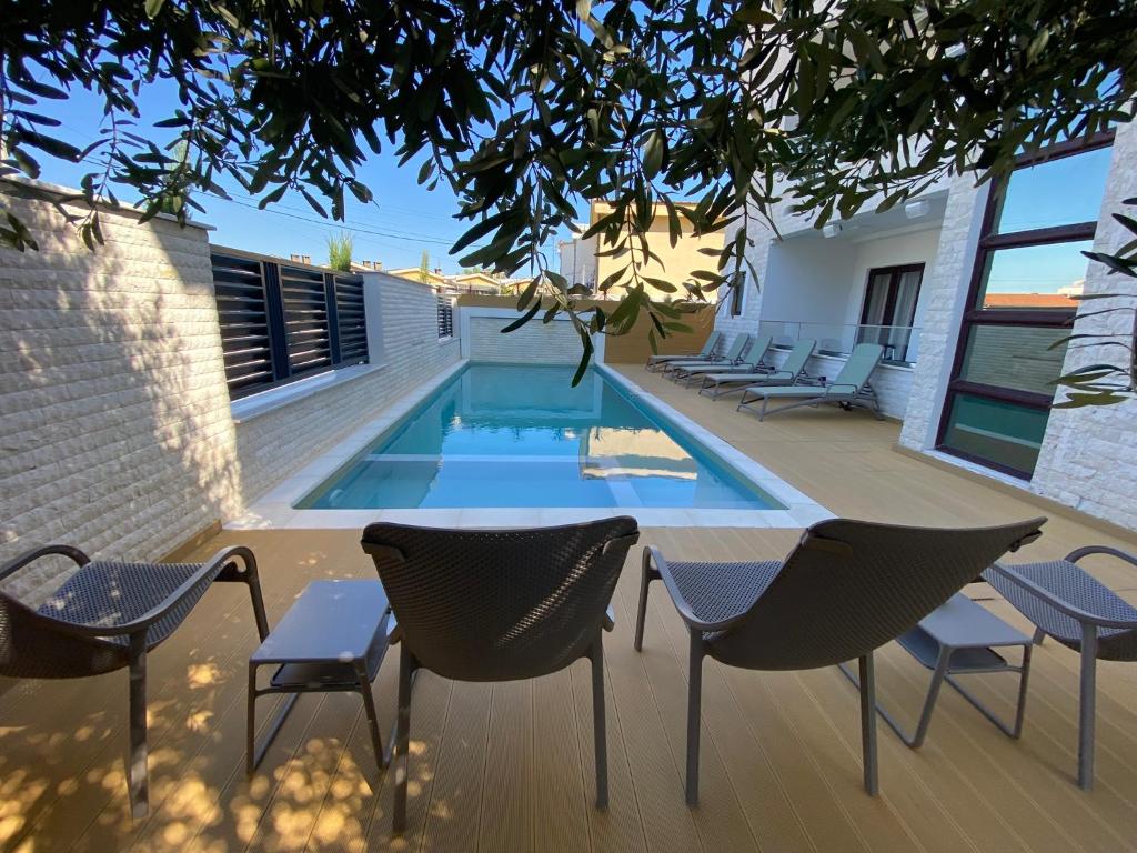 The swimming pool at or close to Apartmani Nilaj