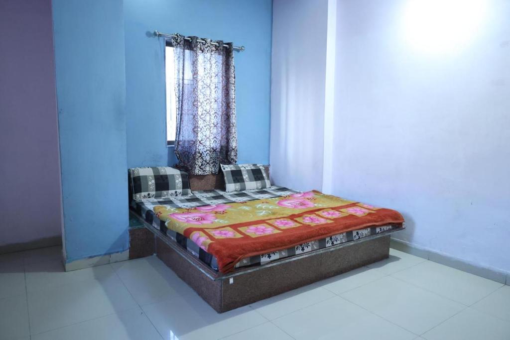 Una cama o camas en una habitación de Hotel Kamal Darshan