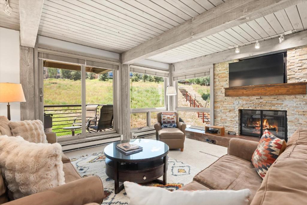 Ruang duduk di Enclave 211, Two Bedroom Condo in Snowmass Ski-In Ski-Out Condo with Shared Pool, Hot Tub, Gym, WiFi
