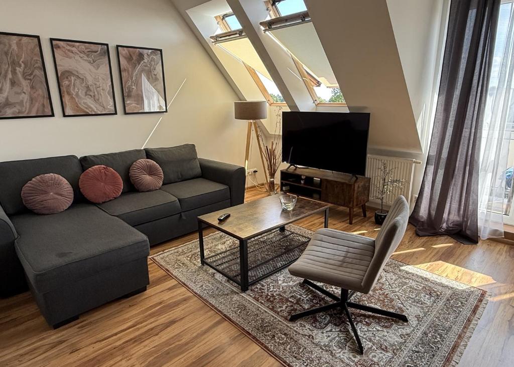 a living room with a couch and a tv at Apartament Aga in Stegna