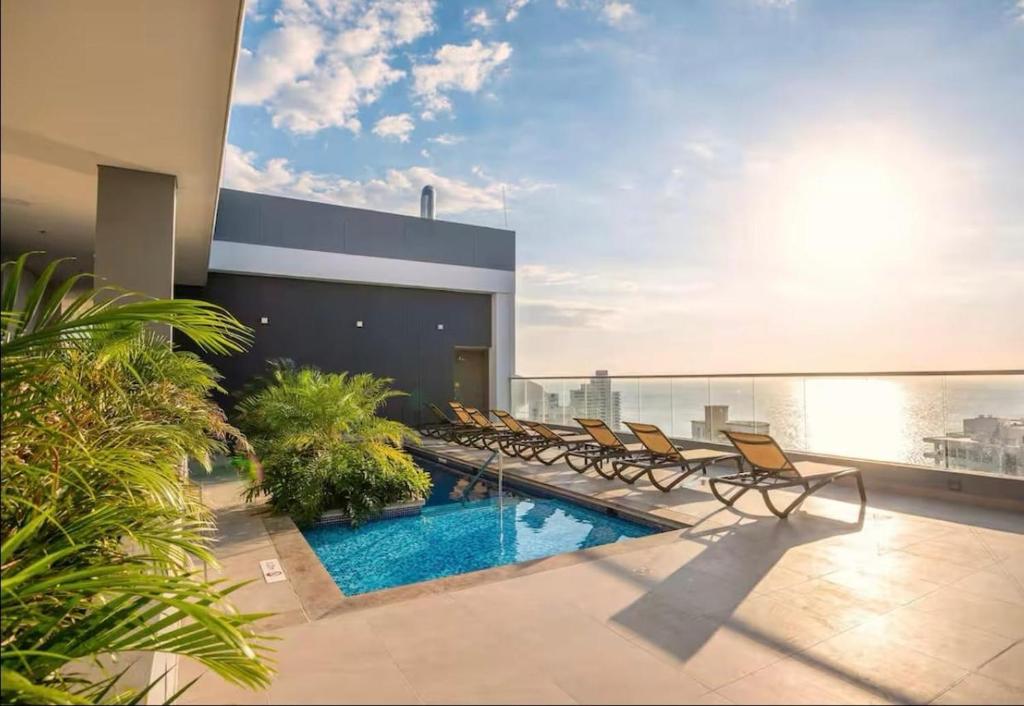 RodaderoModern Apartment in El Rodadero Santa Marta的大楼内带游泳池的阳台