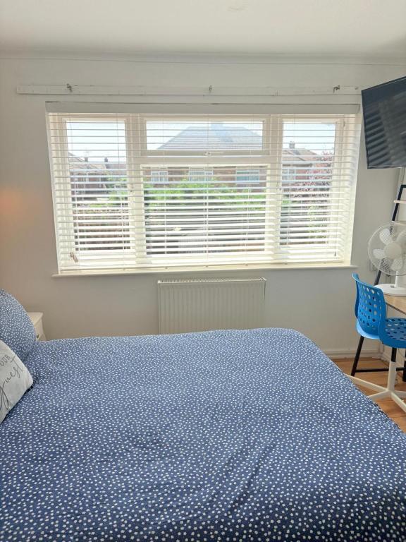 EasyStay - Bright & Spacious house, recently renovated, Free Parking near Luton Airport - Chambre Double De Luxe