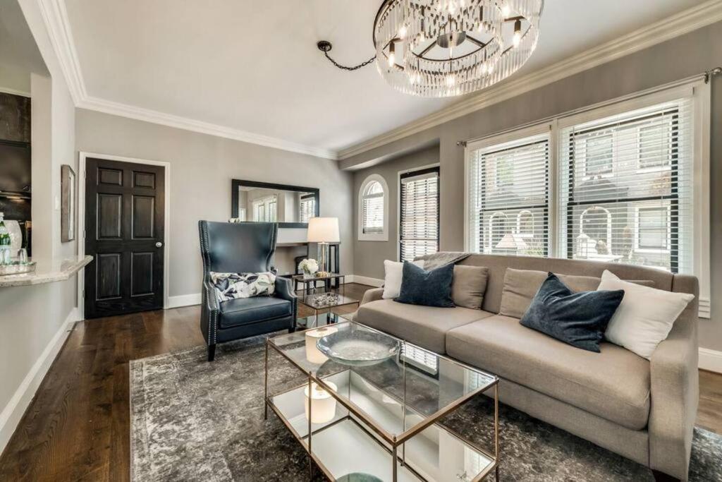 Et opholdsområde på Spacious Retreat w Private Patio & Courtyard