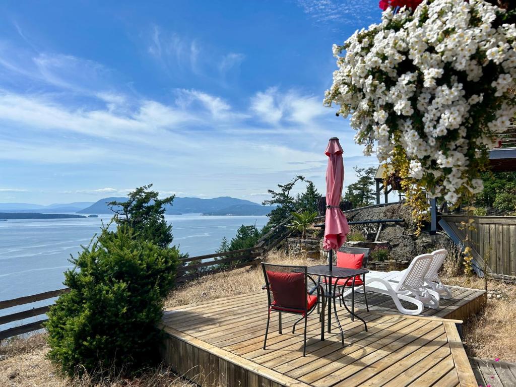 Fotografie z fotogalerie ubytování Shangri-La Oceanfront vacation home v destinaci Pender Island