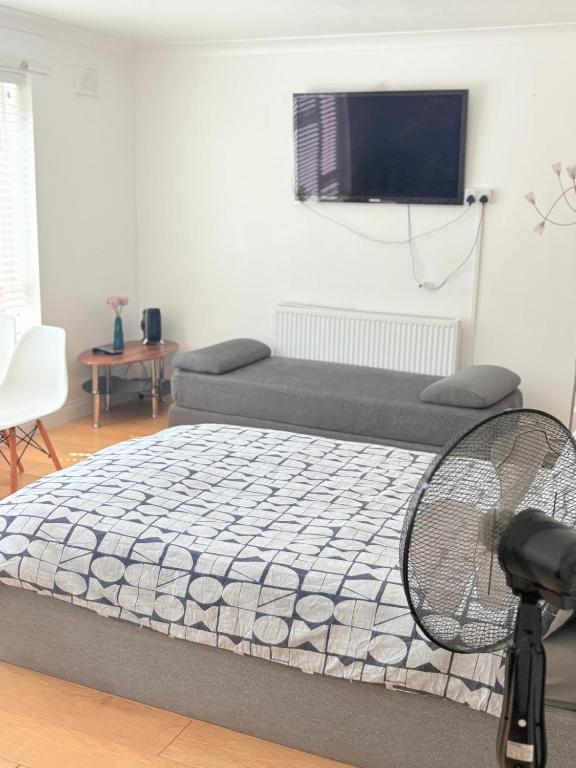 EasyStay - Bright & Spacious house, recently renovated, Free Parking near Luton Airport - Chambre Quadruple Avec Salle De Bains Privative