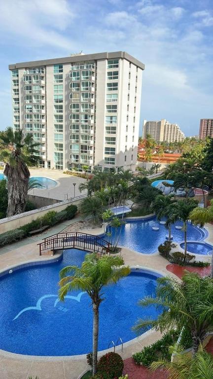 ein Resort mit zwei Pools und einem großen Gebäude in der Unterkunft Hermoso Apartamento vacacional in Porlamar
