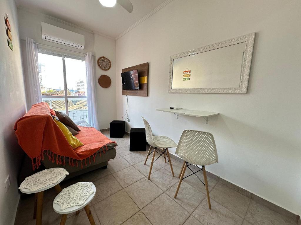 a living room with a couch and chairs and a window at Localização Perfeita na Mirim! 100m da Praia! in Samaritá