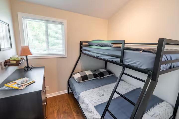 Ένα ή περισσότερα κρεβάτια σε δωμάτιο στο Sunset Cove - Tobermory Waterfront Dream Tico