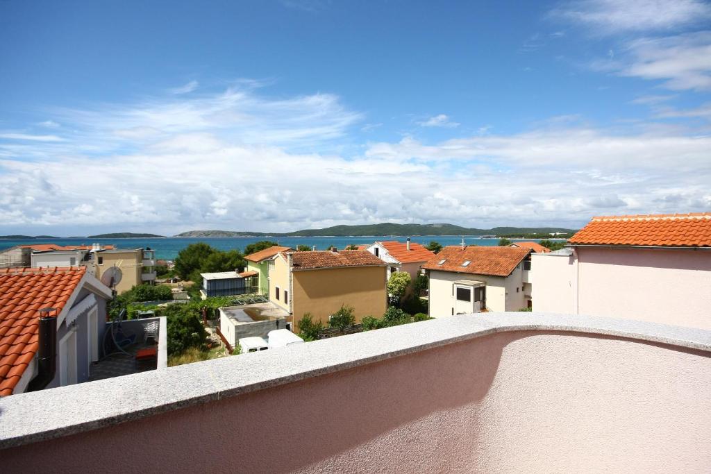 - une vue sur la ville depuis le balcon d'une maison dans l'établissement Apartments Beader, à Brodarica