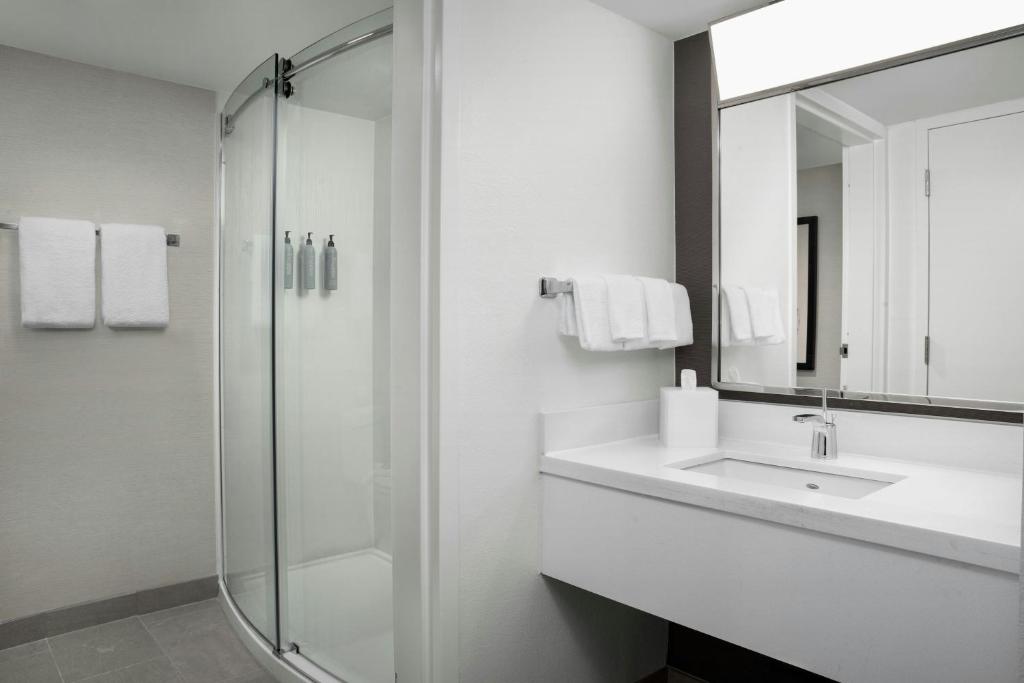 Courtyard by Marriott Bloomington photo