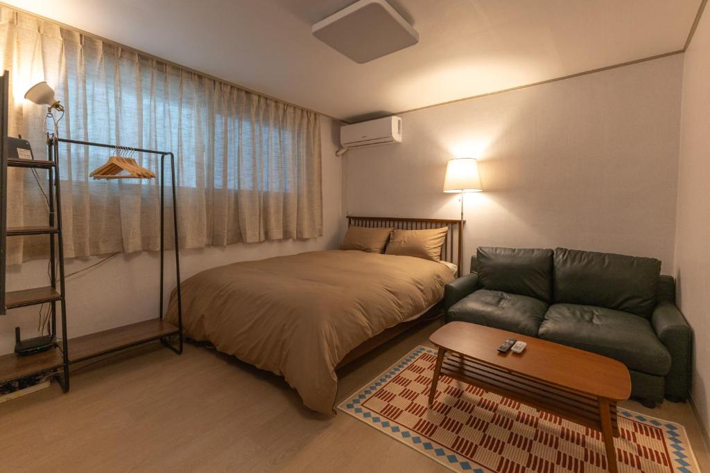 Postel nebo postele na pokoji v ubytování Hoya Stay 2