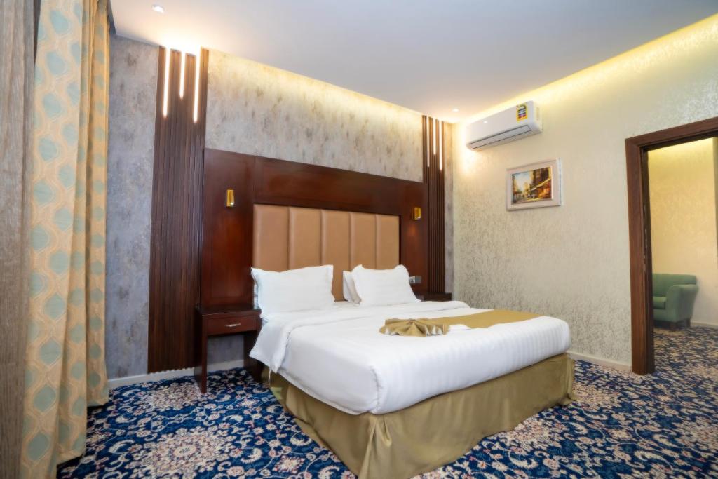 ein Schlafzimmer mit einem großen Bett in einem Zimmer in der Unterkunft فندق جوهرة المقام الحمراء in Dschidda