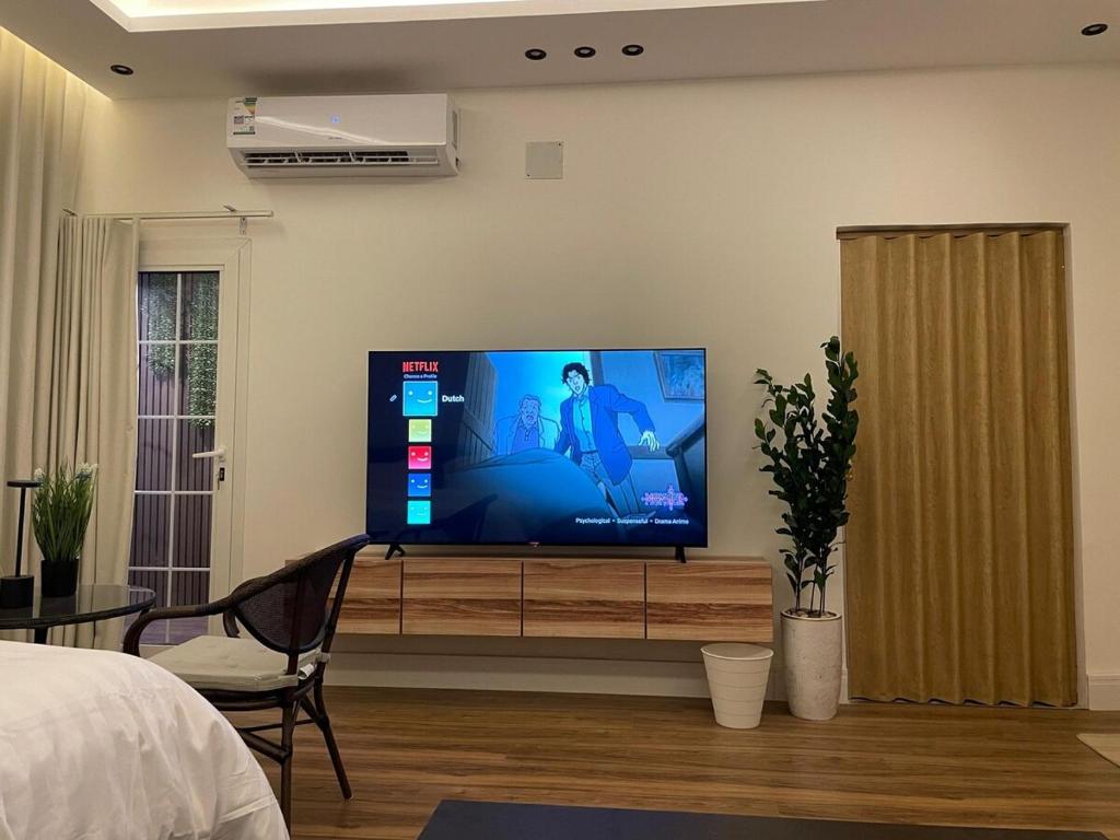 Televisyen dan/atau pusat hiburan di Elegant Studio with Balcony Sulaymaniyah