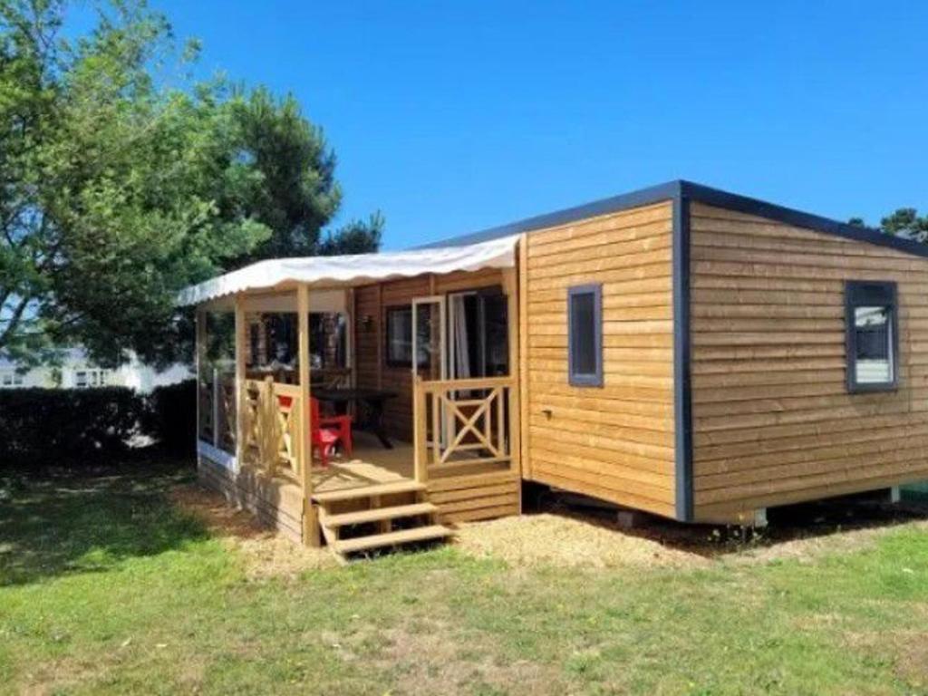 滨海布朗Mobil-home spacieux avec terrasse - 3 chambres - 6 personnes - API-1-52-452的小屋设有门廊和门