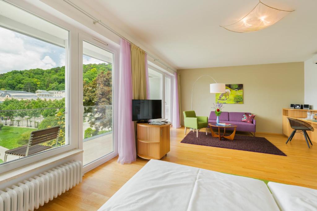 1 dormitorio con cama y ventana grande en At the Park Hotel en Baden