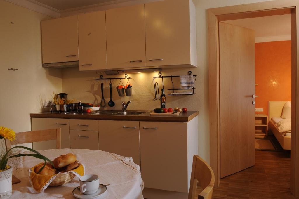 Kuchyň nebo kuchyňský kout v ubytování BUSSLEHNER Apartments