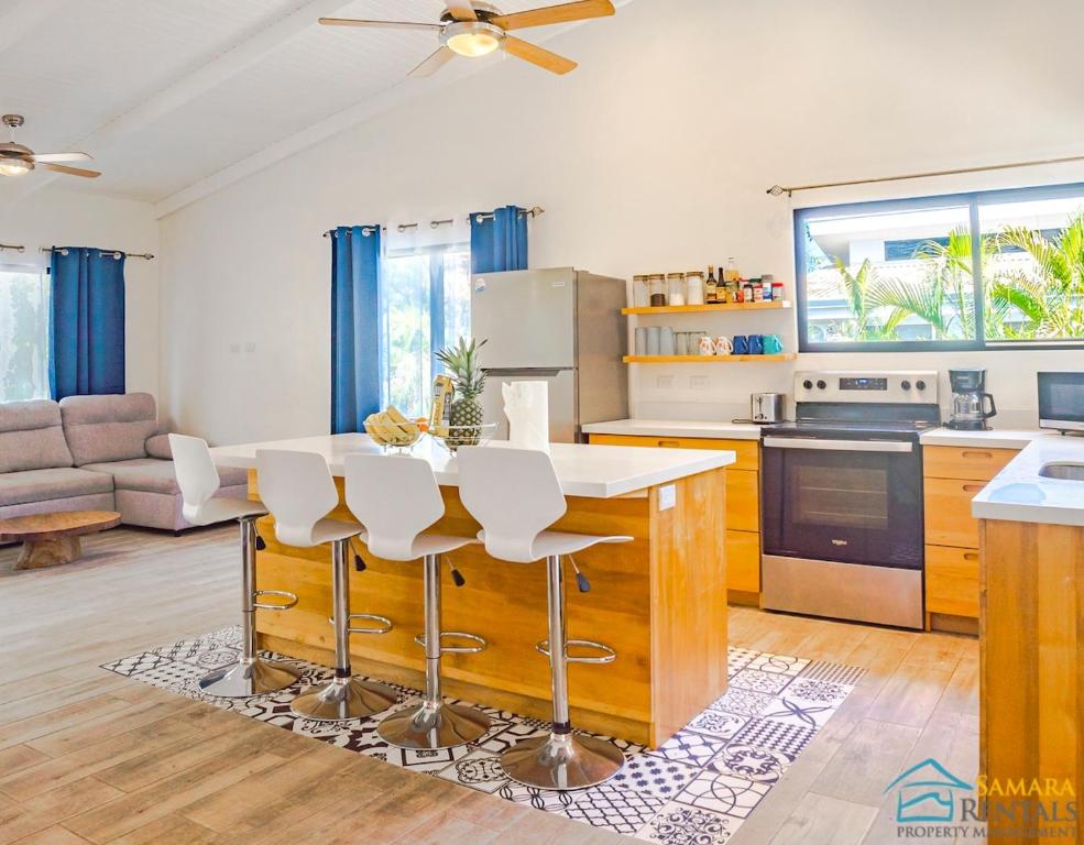 Una cocina o cocineta en Casa Encanto Charming house 5 minutes walking from the beach