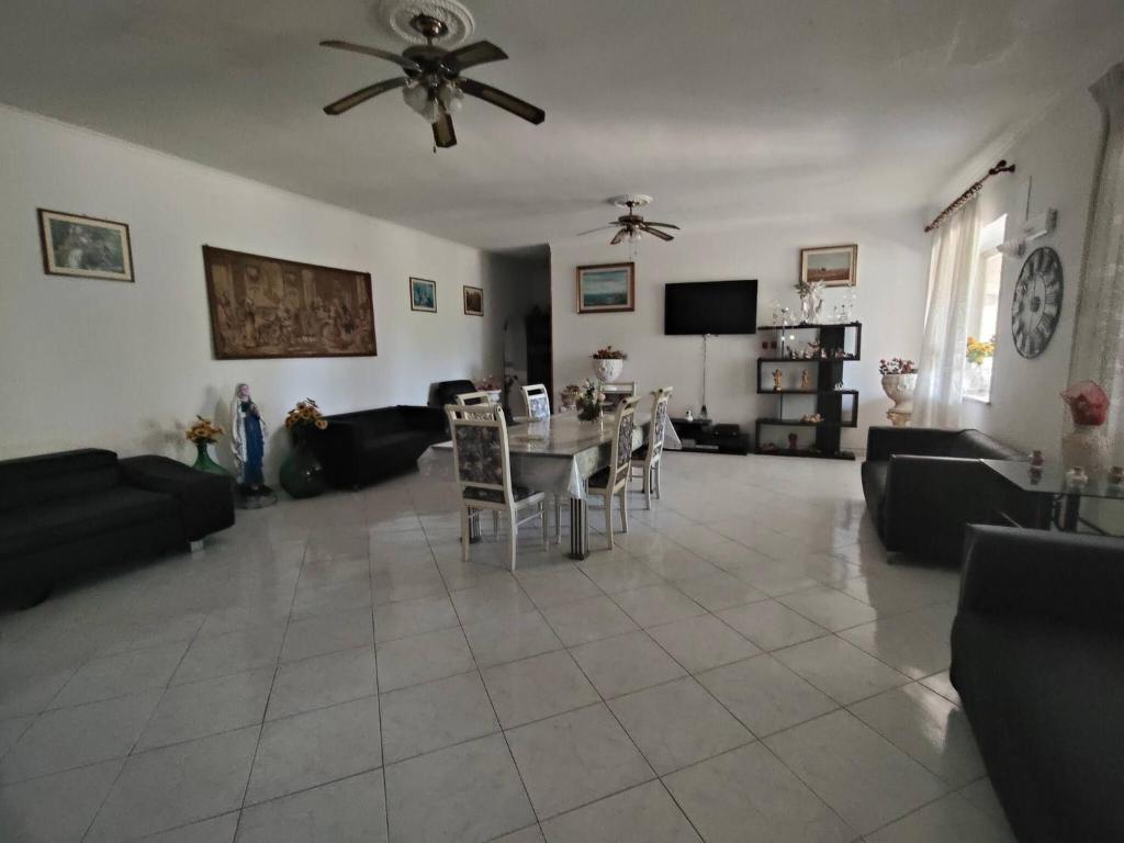 Μια τηλεόραση ή/και κέντρο ψυχαγωγίας στο Charming Italian Home in Aprilia, Close to Rome