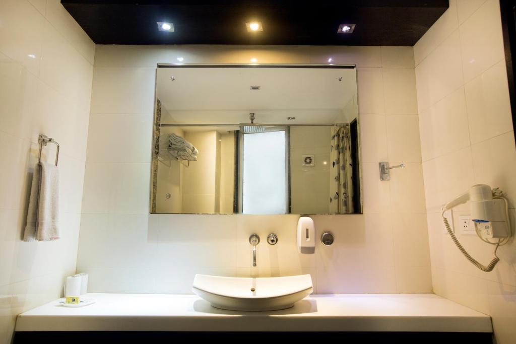 Koupelna v ubytování Hotel Krishna Deluxe-By RCG Hotels