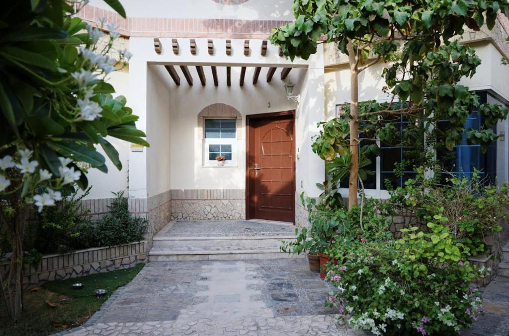 Emirati Stay Comfort & Local Charm Villas - 3