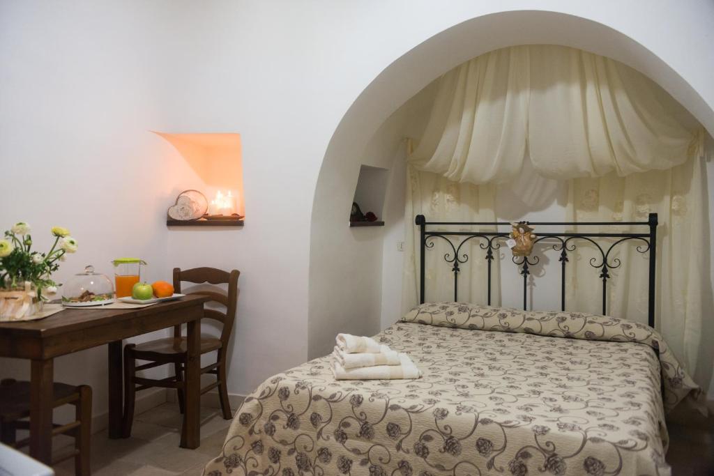 A bed or beds in a room at Trulli Family - Trulli&Cummerse