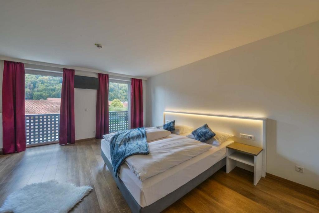 Postel nebo postele na pokoji v ubytování Hotel Gasthof Heckl