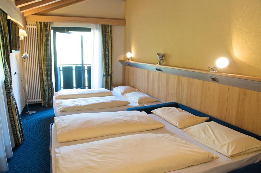 Posteľ alebo postele v izbe v ubytovaní Alexander Charme Hotel