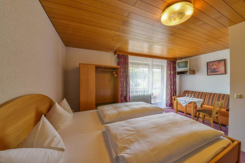 Postel nebo postele na pokoji v ubytování Hotel Gasthof Heckl