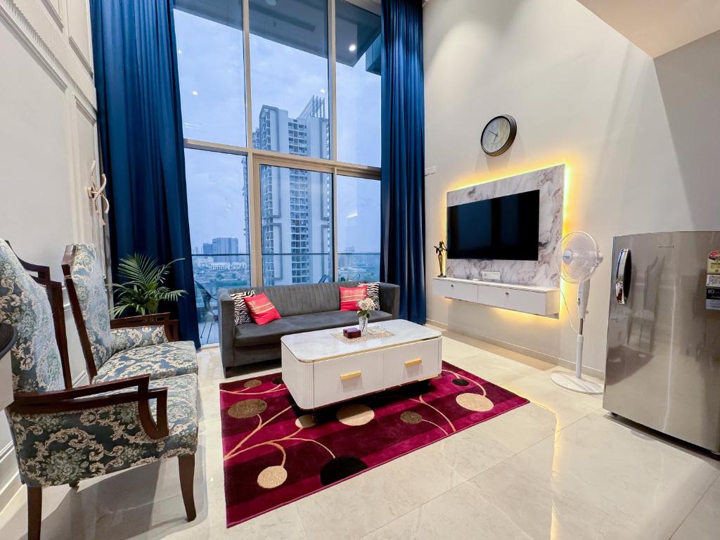 グルガオンにあるKiki Stay - Loft Studio Apartmentのソファとテレビのあるリビングルーム