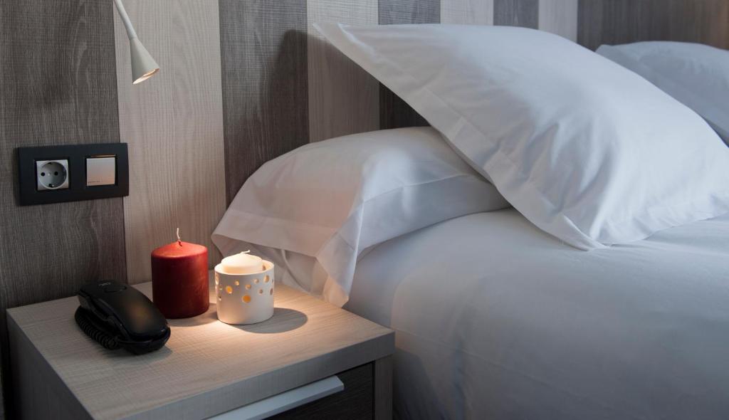 A bed or beds in a room at Hotel La Palma de Llanes