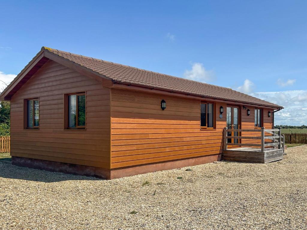 Cabaña pequeña con puerta y porche en Cassia Lodge, en Burnham-on-Sea