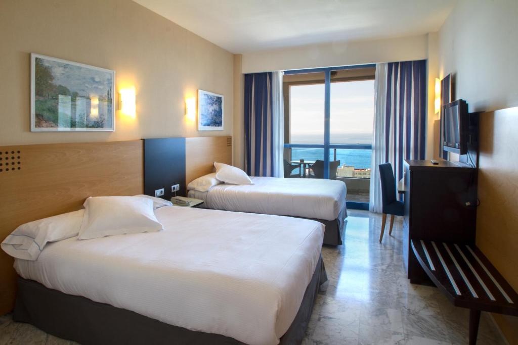 Кровать или кровати в номере Hotel Madeira Centro
