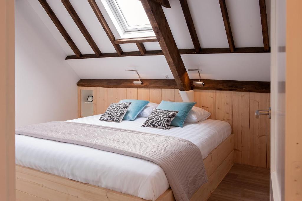 - une chambre avec un lit blanc et une fenêtre dans l'établissement Ruyge Weyde Logies, Eco Farm, à Oudewater