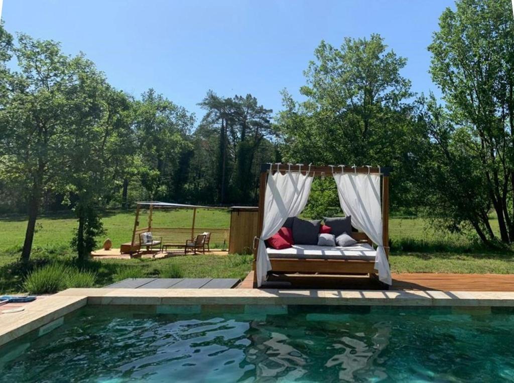 Kolam renang di atau dekat dengan Renovated Sheepfold Near Fayence In Provence