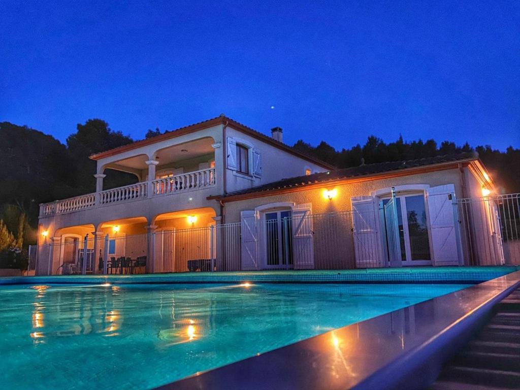 uma casa com piscina à noite em Vineyard Villa Bliss em Montbrun-des-Corbières