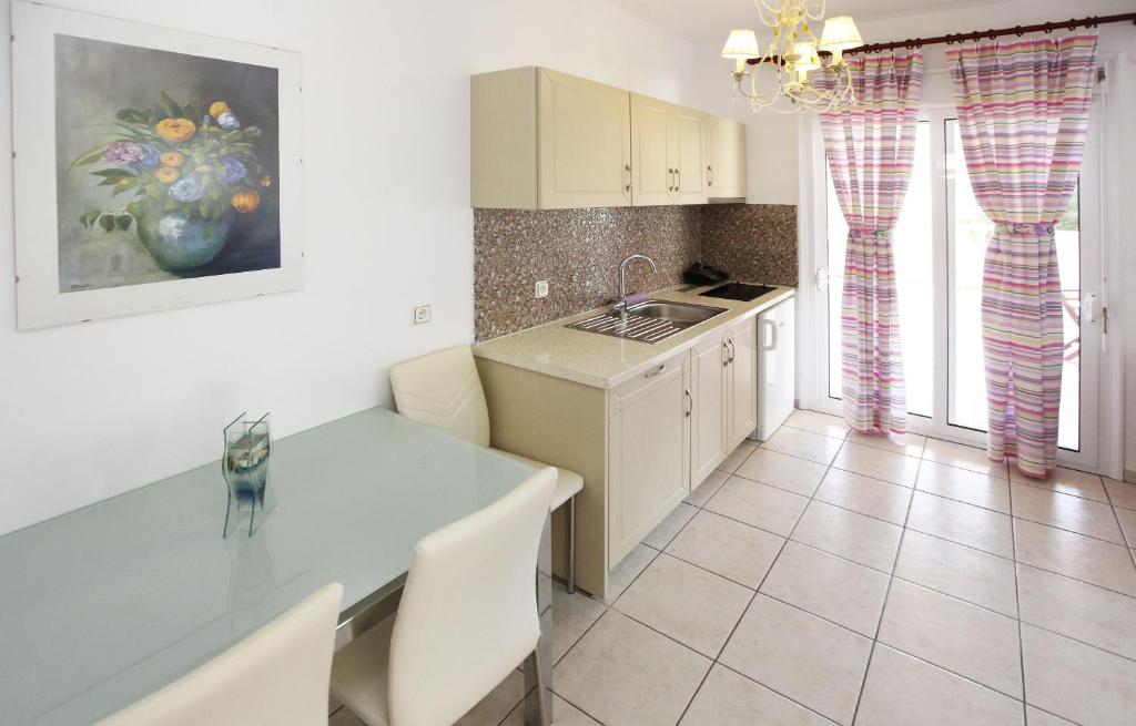 Kuchyň nebo kuchyňský kout v ubytování Nereids Apartments and Studios