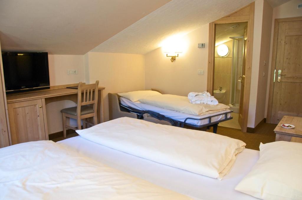 Posteľ alebo postele v izbe v ubytovaní Alexander Charme Hotel