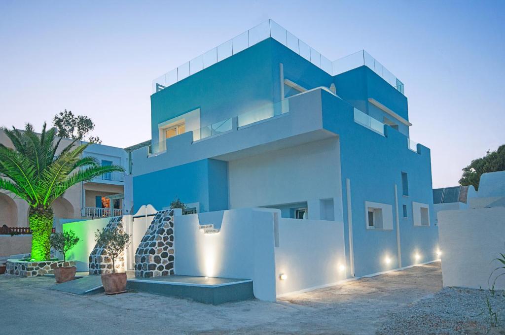 uma casa azul e branca com uma palmeira em Blue Dream - Santorini em Kamari