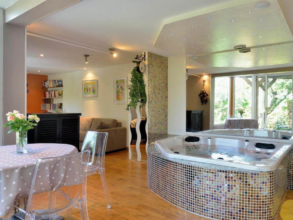 sala de estar con bañera en el centro de una habitación en Appart d'Hôtes Brive, en Brive-la-Gaillarde