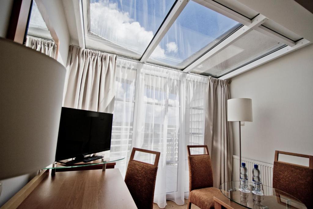 TV a/nebo společenská místnost v ubytování Hotel Edison Poznań Lotnisko Ławica