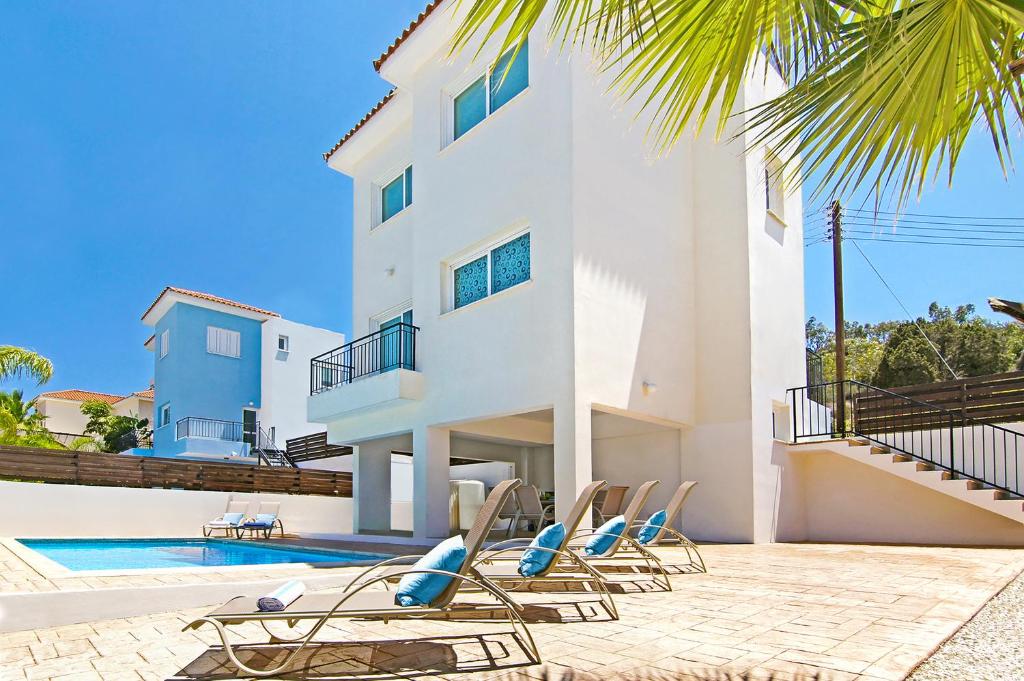una villa con piscina e sedie a sdraio di Villa Anette a Protaras
