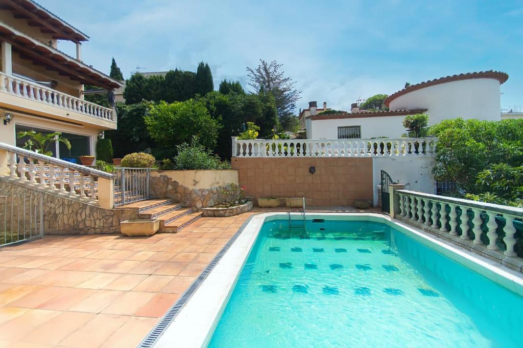 a swimming pool in the backyard of a house at WELCS APARTAMENTO 282 EMP en villa con piscina compartida in Roses