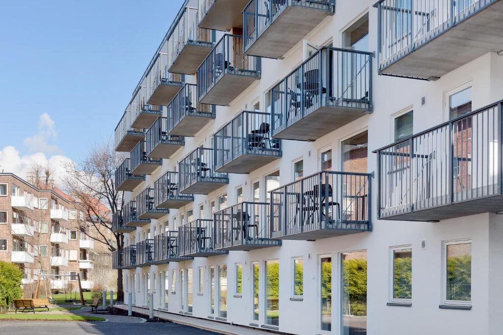 un edificio con balcones en un lateral en The Apartments Company - Majorstuen, en Oslo
