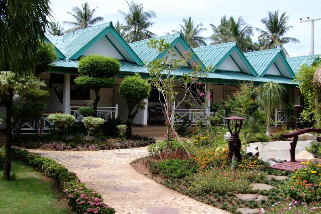 a house with a garden in front of it at Samroiyod Holiday Resort in Sam Roi Yot