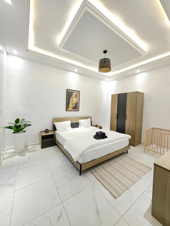 a bedroom with a large bed with a skylight at Résidence Jordan in Dakar